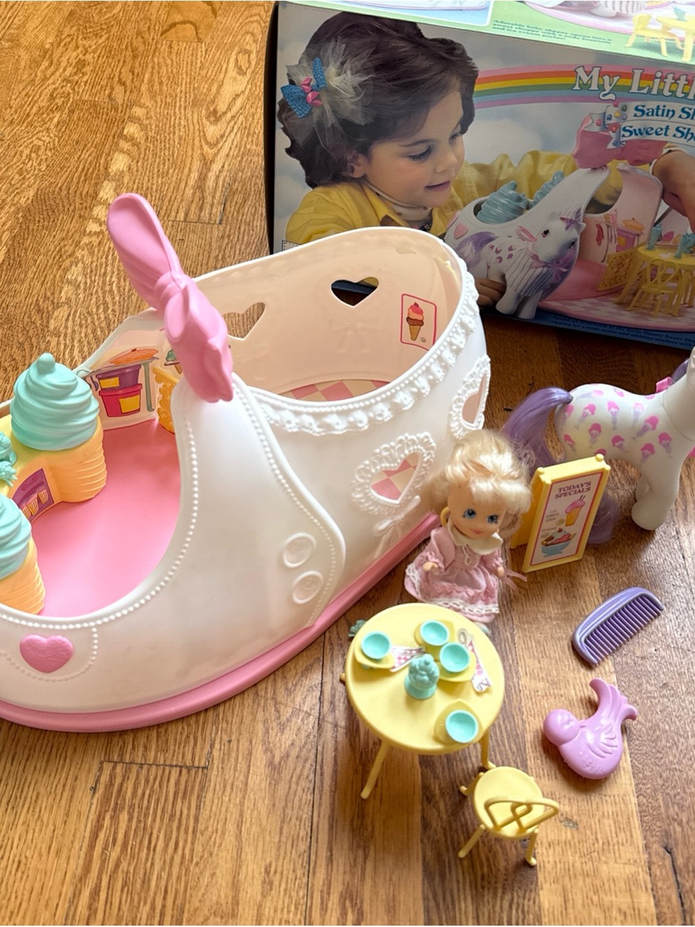 Vintage My Little Pony Satin Slipper Playset in White, Pink & Mint - Picture 2 of 6